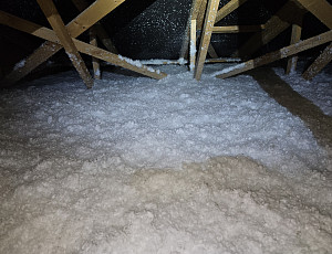 Zateplení stropu novostavby rodinného domu pomocí foukané izolace